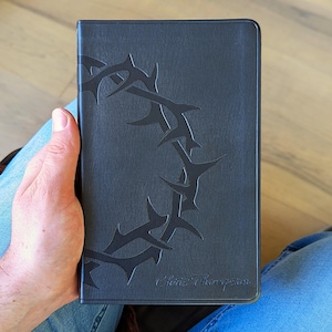 Biblia ESV personalizada de regalo / Nombre grabado personalizado / Versión estándar en inglés / Biblia portátil de líneas finas / Regalo cristiano para hombres y mujeres