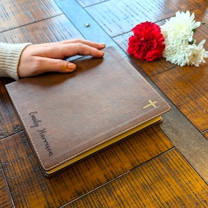 Biblia NIV personalizada para llevar un diario / Nueva versión internacional / Nombre personalizado grabado / Biblia de estudio fácil de leer / Regalo cristiano