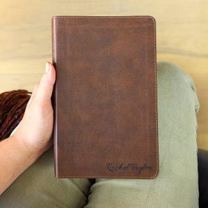 Biblia personalizada NLT Thinline / Nombre grabado personalizado / Nueva Traducción Viviente / Biblia de referencia / Regalo cristiano para hombres y mujeres