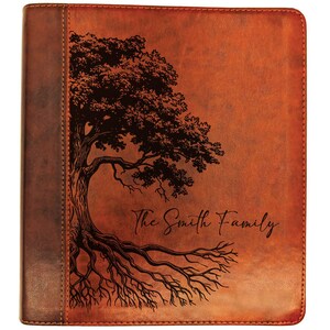 Puede incluir: Un archivador de cuero marr&oacute;n con un dise&ntilde;o de &aacute;rbol y el texto "The Smith Family". El &aacute;rbol est&aacute; grabado en negro, con ra&iacute;ces que se extienden por la parte inferior. El archivador tiene un lomo marr&oacute;n m&aacute;s oscuro.