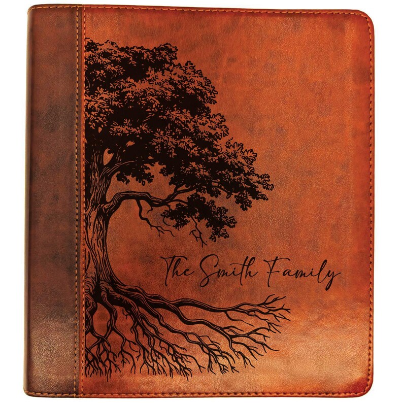 Puede incluir: Un archivador de cuero marr&oacute;n con un dise&ntilde;o de &aacute;rbol y el texto "The Smith Family". El &aacute;rbol est&aacute; grabado en negro, con ra&iacute;ces que se extienden por la parte inferior. El archivador tiene un lomo marr&oacute;n m&aacute;s oscuro.