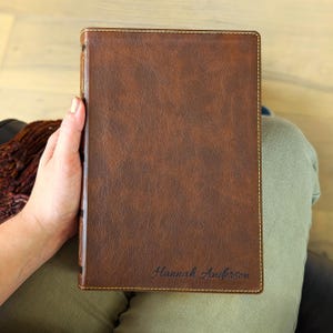 Biblia NKJV personalizada con margen ancho / Nueva versión King James / Nombre grabado personalizado / Biblia de referencia de una sola columna / Regalo cristiano