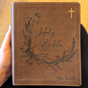 Biblia NIV personalizada para llevar en diario / Nueva versión internacional / Nombre personalizado grabado / Biblia de estudio fácil de leer / Regalo cristiano con corona