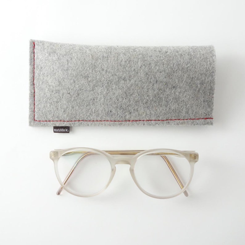 Minimalist glasses case made from pure organic wool felt in 4 colors light gray / dark gray / anthracite / brown Hellgrau Naht rot