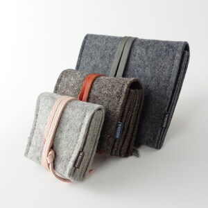 minimalist jewelry storage jewelry nest medium 'matilde' made of dark gray organic felt and closure strap made of organic leather in various colors image 9