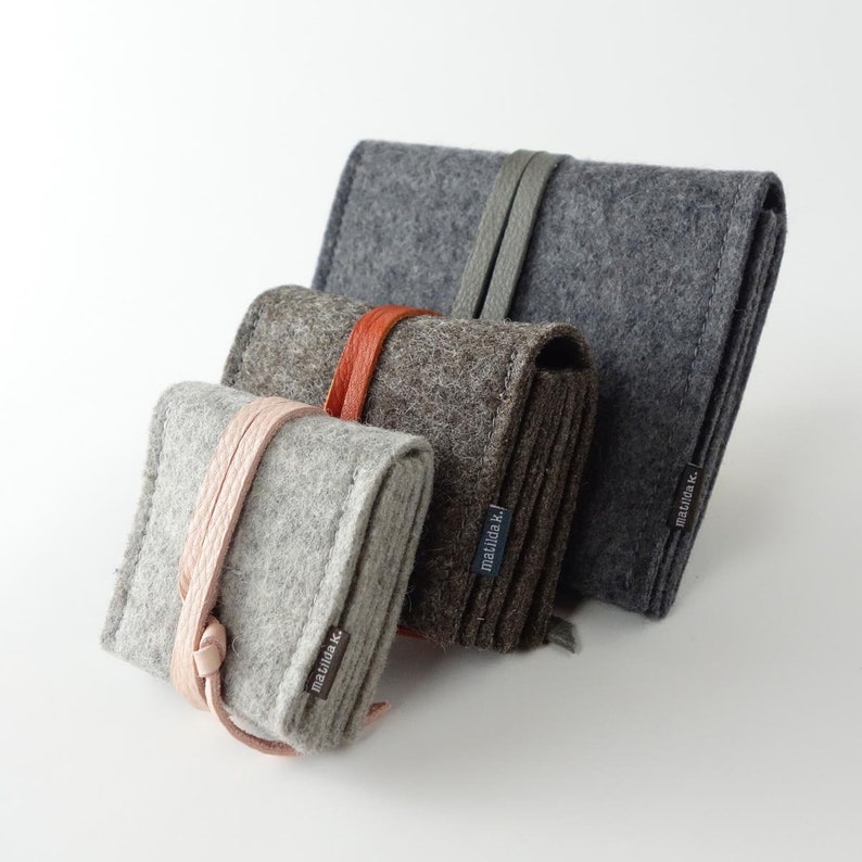 minimalist jewelry storage jewelry nest medium 'matilde' made of dark gray organic felt and closure strap made of organic leather in various colors image 9