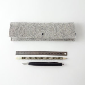Estuche minimalista | Bolsa para utensilios de fieltro de lana orgánica color antracita | gris oscuro | gris claro | Marrón con cierre de botón y remache