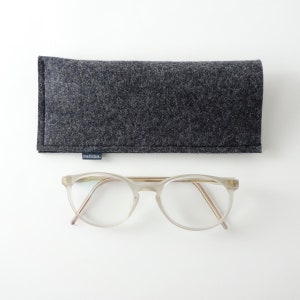 Minimalist glasses case made from pure organic wool felt in 4 colors light gray / dark gray / anthracite / brown Anthrazit