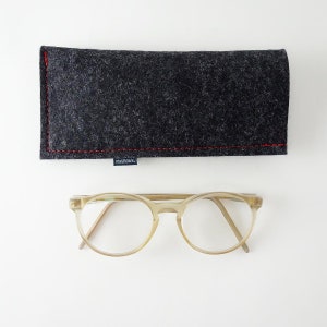 Minimalist glasses case made from pure organic wool felt in 4 colors light gray / dark gray / anthracite / brown Anthrazit Naht rot