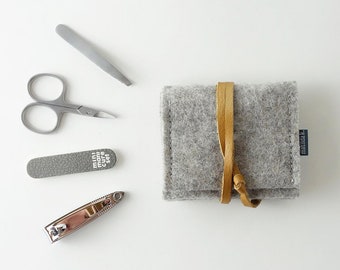 Mini manicure set 'jacob' made of organic felt, light gray with closure strap made of organic leather in various colors, scissors, nail file, tweezers, nail clippers