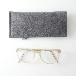 Minimalist glasses case made from pure organic wool felt in 4 colors light gray / dark gray / anthracite / brown Dunkelgrau