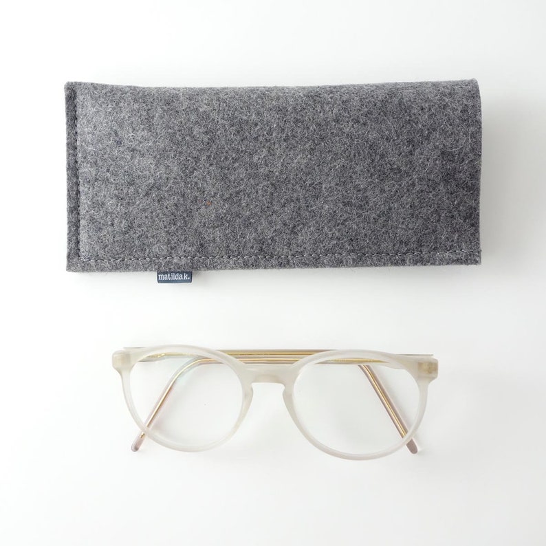 Minimalist glasses case made from pure organic wool felt in 4 colors light gray / dark gray / anthracite / brown Dunkelgrau