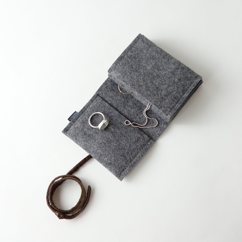 minimalist jewelry storage jewelry nest medium 'matilde' made of dark gray organic felt and closure strap made of organic leather in various colors image 5