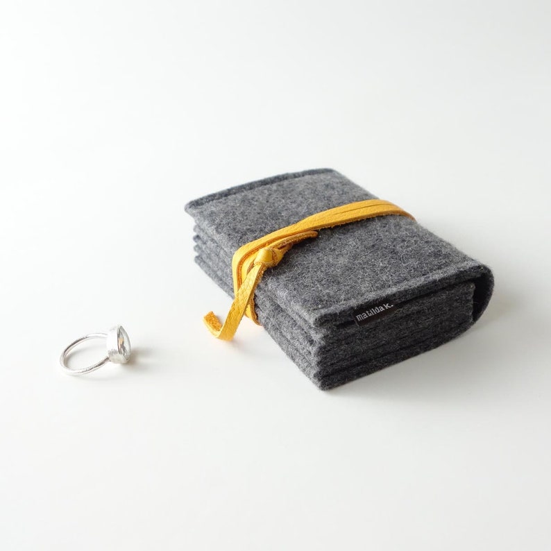 minimalist jewelry storage jewelry nest medium 'matilde' made of dark gray organic felt and closure strap made of organic leather in various colors Lederband mango