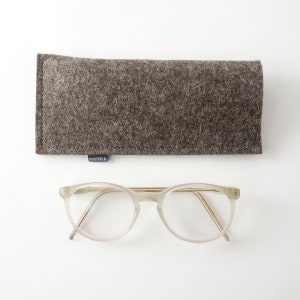 Minimalist glasses case made from pure organic wool felt in 4 colors light gray / dark gray / anthracite / brown Braun