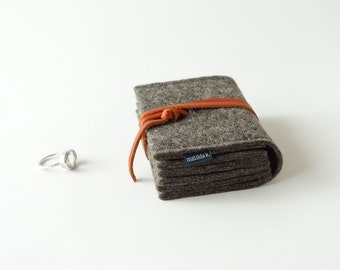 minimalist jewelry storage organic felt 'jewellery nest' medium 'matilde' brown with closure strap made of organic leather in different colors