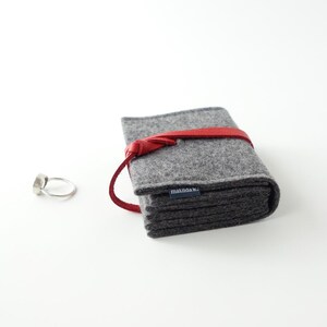 minimalist jewelry storage jewelry nest medium 'matilde' made of dark gray organic felt and closure strap made of organic leather in various colors Lederband rot