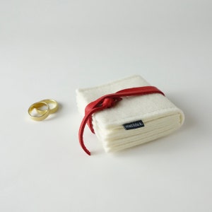 cuscino portagioie minimalista 'jewelry nest' piccolo feltro organico lana bianco con chiusura cinturino in pelle organica in vari colori