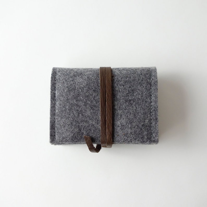 minimalist jewelry storage jewelry nest medium 'matilde' made of dark gray organic felt and closure strap made of organic leather in various colors image 2