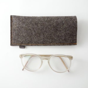 Minimalist glasses case made from pure organic wool felt in 4 colors light gray / dark gray / anthracite / brown Braun Naht orange