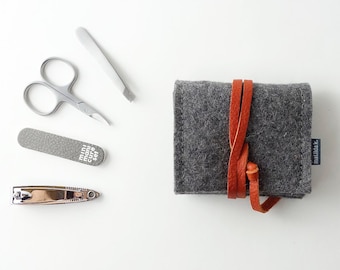 Mini manicure set 'jacob' made of dark grey wool felt, organic leather closure strap in various colours, scissors, nail file, tweezers, nail clippers