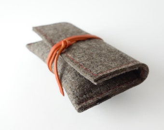 Minimalist tobacco bag made of organic felt and organic leather strap in different color combinations