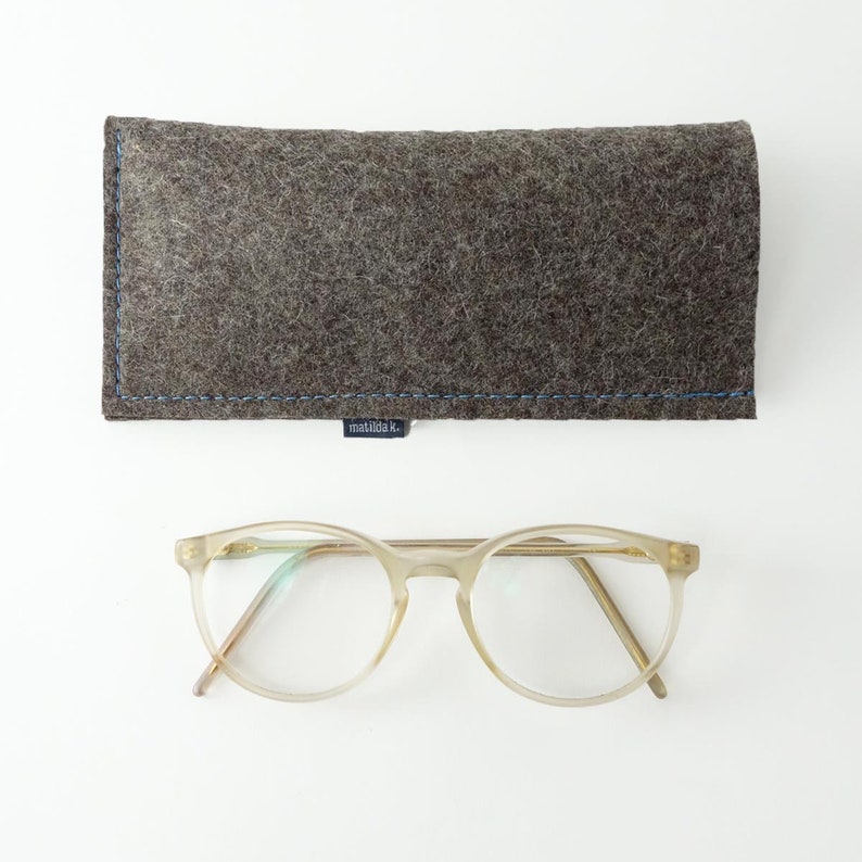 Minimalist glasses case made from pure organic wool felt in 4 colors light gray / dark gray / anthracite / brown Braun Naht hellblau