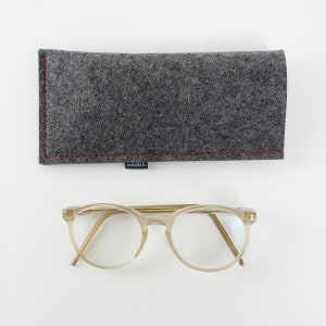 Minimalist glasses case made from pure organic wool felt in 4 colors light gray / dark gray / anthracite / brown Dunkelgrau Naht rot