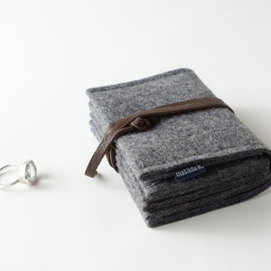 Contenitore portagioie minimalista, contenitore portagioie medio 'Matilde' in feltro organico grigio scuro e cinturino di chiusura in pelle organica in vari colori