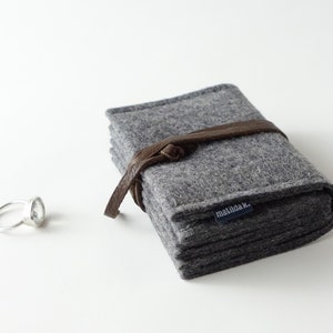 minimalist jewelry storage jewelry nest medium 'matilde' made of dark gray organic felt and closure strap made of organic leather in various colors