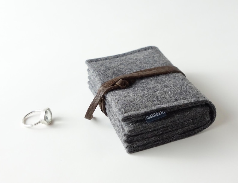 minimalist jewelry storage jewelry nest medium 'matilde' made of dark gray organic felt and closure strap made of organic leather in various colors Lederband braun