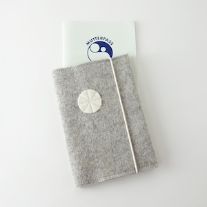Funda de maternidad minimalista de fieltro orgánico gris claro gris oscuro marrón con aplicación en blanco, rojo, gris claro cierre banda elástica orgánica blanca