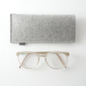 Minimalist glasses case made from pure organic wool felt in 4 colors light gray / dark gray / anthracite / brown Hellgrau