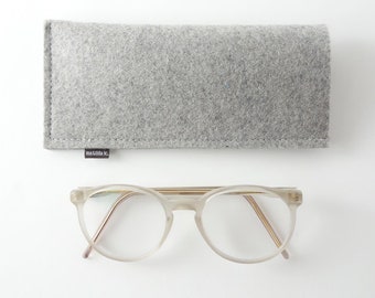 Minimalist glasses case made from pure organic wool felt in 4 colors light gray / dark gray / anthracite / brown