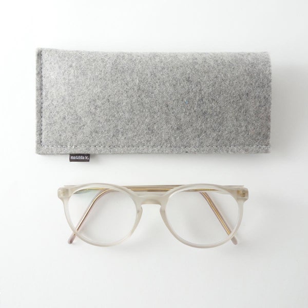 Minimalist glasses case made from pure organic wool felt in 4 colors light gray / dark gray / anthracite / brown
