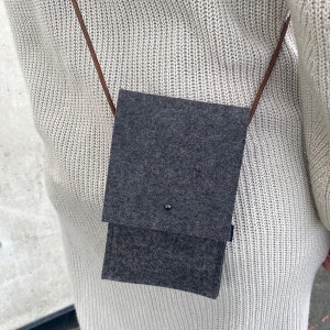 étui minimaliste pour téléphone portable (jusqu'à iPhone pro Max 14) à accrocher autour du cou pochette en feutre de laine biologique lanière en cuir anthracite|marron|gris foncé|gris clair