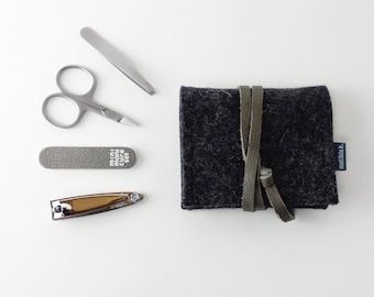 Mini manicure set 'jacob' made of anthracite wool felt. Closure strap made of organic leather in various colors. Scissors, nail file, tweezers, nail clippers.