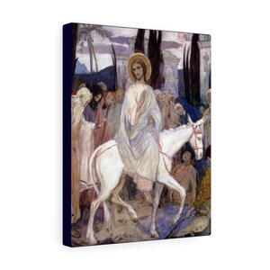 Puede incluir: Una pintura que representa a Jes&uacute;s montando un burro blanco, rodeado de una multitud de personas. La escena se desarrolla en un pueblo con edificios y palmeras en el fondo. La pintura est&aacute; realizada en una paleta de colores apagados con tonos de azul, gris y blanco.