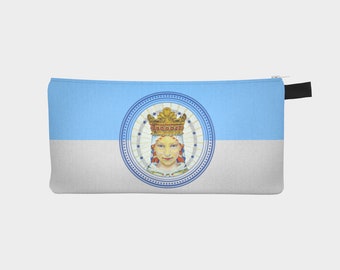 Puede incluir: Un estuche para lápices azul y blanco con un diseño circular que presenta a una mujer con una corona. El diseño está rodeado por un borde azul y blanco.