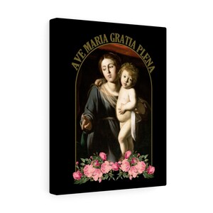 Pu&ograve; includere: Una stampa su tela nera con una cornice dorata che presenta un dipinto della Vergine Maria che tiene in braccio un bambino Ges&ugrave;. Il dipinto &egrave; circondato da rose rosa. Il testo "AVE MARIA GRATIA PLENA" &egrave; scritto in lettere dorate intorno alla cornice.