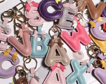 Handgemaakte leren sleutelhanger met initialen, gepersonaliseerde tasbedel alfabet, kerstcadeaus