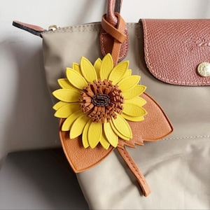 Handmade Leather Sunflower Bag Charm Keychain Gift for Her Bag Tag Mother&#39;s Day Gift Leather Flower Ornament Handbag Charm Leather Accessory