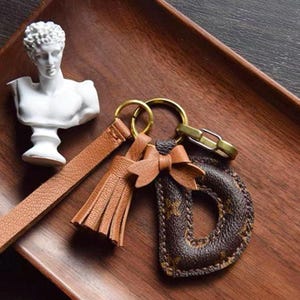 Benutzerdefinierte handgemachte Leder Anfang Name Taschenanhänger Alphabet Taschenumbau Leder Schlüsselbund Geschenk Gepäck Charme Leder Name Schlüsselanhänger personalisierte Geschenk