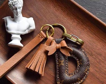 Llavero de cuero personalizado con inicial, dije para bolso hecho a mano, etiqueta con el alfabeto, dijes para monedero, llavero con nombre