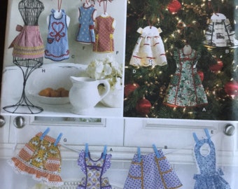 Simplicity 2748 DIY Sewing Minature Apron Pattern - Country Decor - Uncut
