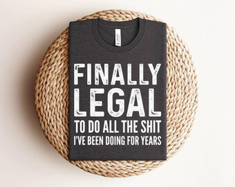 ついに合法になったTシャツ、彼女または彼への面白い21歳の誕生日プレゼント、21歳の誕生日Tシャツ、面白い21歳のプレゼント