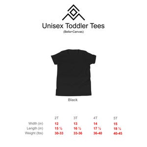 Puede incluir: Una camiseta negra unisex para ni&ntilde;os peque&ntilde;os. La camiseta tiene cuello redondo y mangas cortas. La imagen incluye medidas de tama&ntilde;o y peso en pulgadas y libras para las tallas 2T, 3T, 4T y 5T.