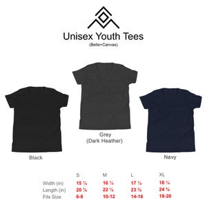 Puede incluir: Tres camisetas juveniles en negro, gris oscuro y azul marino. Las camisetas se muestran con informaci&oacute;n de tallas y medidas. El texto "Unisex Youth Tees" est&aacute; en la parte superior de la imagen.