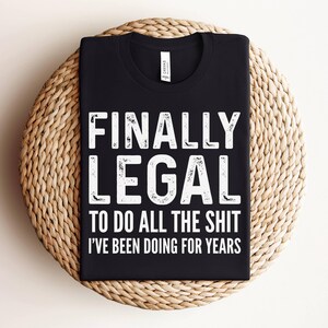 Camiseta "Finalmente Legal", Regalo Divertido de Cumpleaños Número 21 para Ella o Él, Camiseta de Cumpleaños Número 21, Regalo Divertido para Personas de 21 Años imagen 2