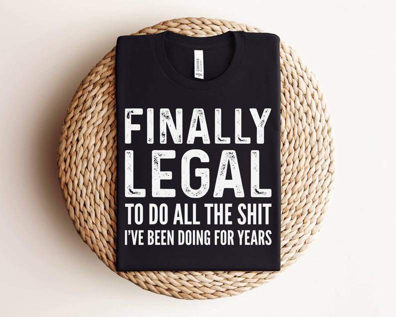 Camiseta "Finalmente Legal", Regalo Divertido de Cumpleaños Número 21 para Ella o Él, Camiseta de Cumpleaños Número 21, Regalo Divertido para Personas de 21 Años imagen 2